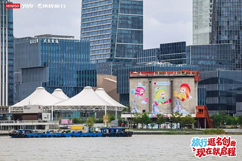 名创把旅行做成地标，富士把巴士开成展